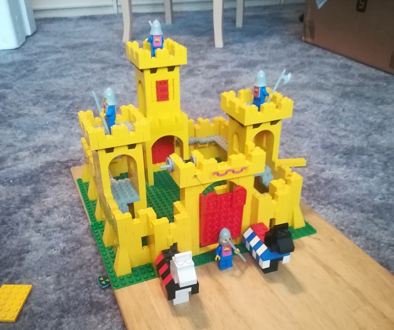 Gelbe Lego Burg