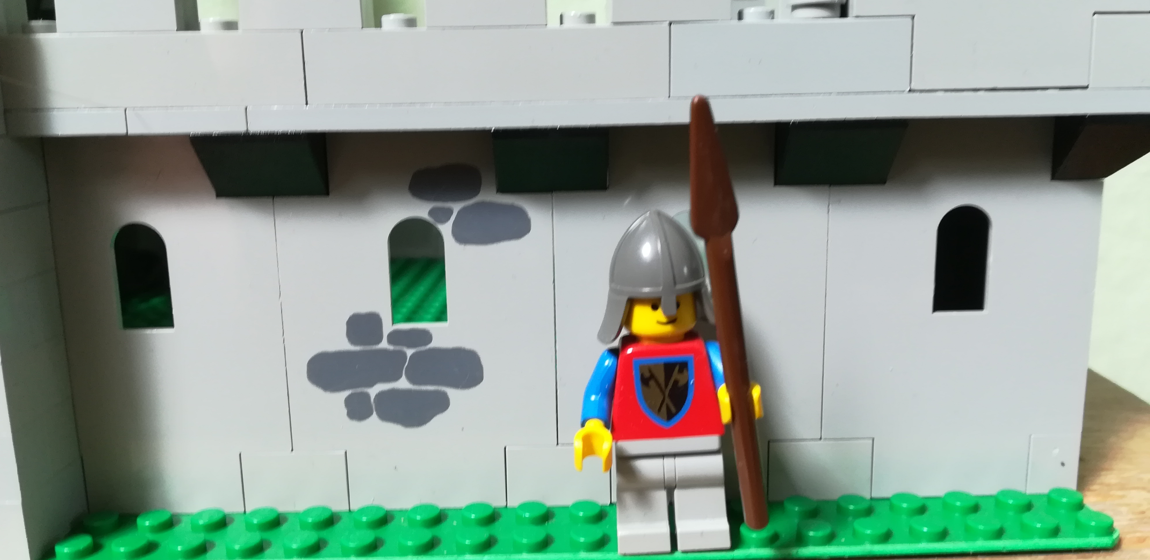 Lego Soldat vor einer Mauer